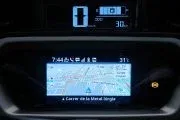 Vista cercana del sistema de infotainment mostrando navegación GPS activa y detalles del vehículo. Vista cercana del sistema de infotainment mostrando navegación GPS activa y detalles del vehículo.