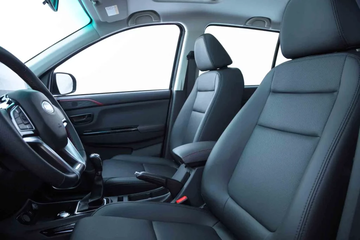 Vista lateral del habitáculo que muestra la configuración de asientos en un SUV accesible. Vista lateral del habitáculo que muestra la configuración de asientos en un SUV accesible.
