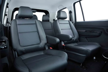 Vista de los asientos traseros de un SUV accesible ofreciendo confort