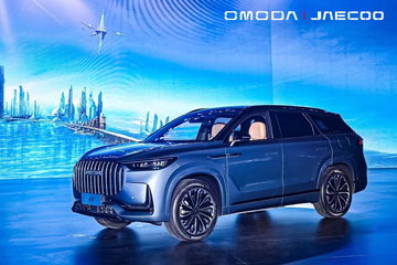 Vista lateral del nuevo SUV Omoda 5, enfatizando su línea de diseño moderna y robusta.