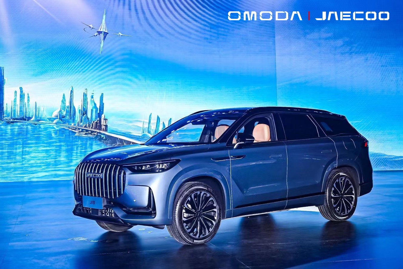 Vista lateral del nuevo SUV Omoda 5, enfatizando su línea de diseño moderna y robusta.