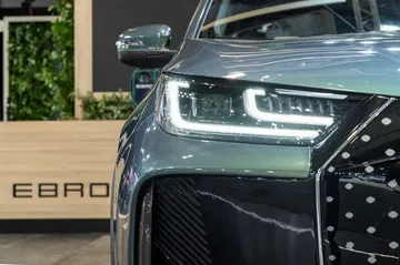 Vista delantera y lateral del Ebro S700, prometiendo revolucionar el mercado SUV.