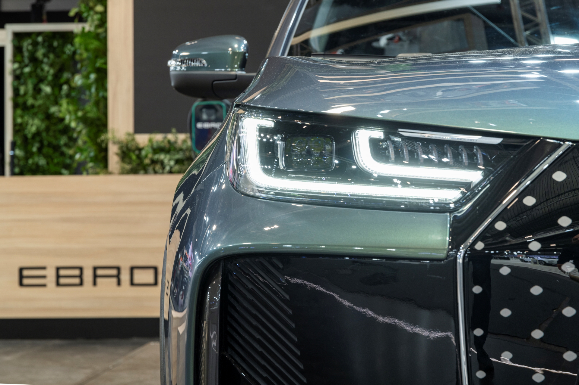 Vista delantera y lateral del Ebro S700, prometiendo revolucionar el mercado SUV.