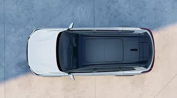 Vista superior de SUV Ebro S800 mostrando techo panorámico y líneas de diseño.