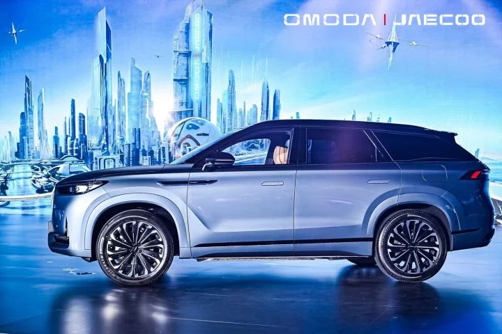 Vista lateral del SUV Omoda Jaecco, destacando su silueta moderna y líneas dinámicas.