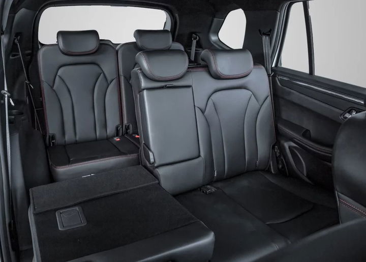 Vista interior que muestra la tercera fila de asientos del SUV SWM G05.