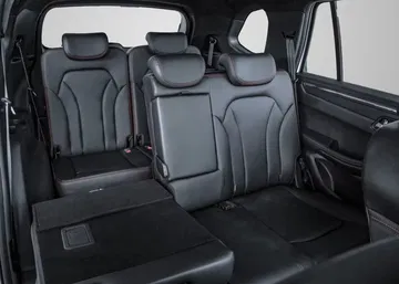 Vista interior que muestra la tercera fila de asientos del SUV SWM G05.