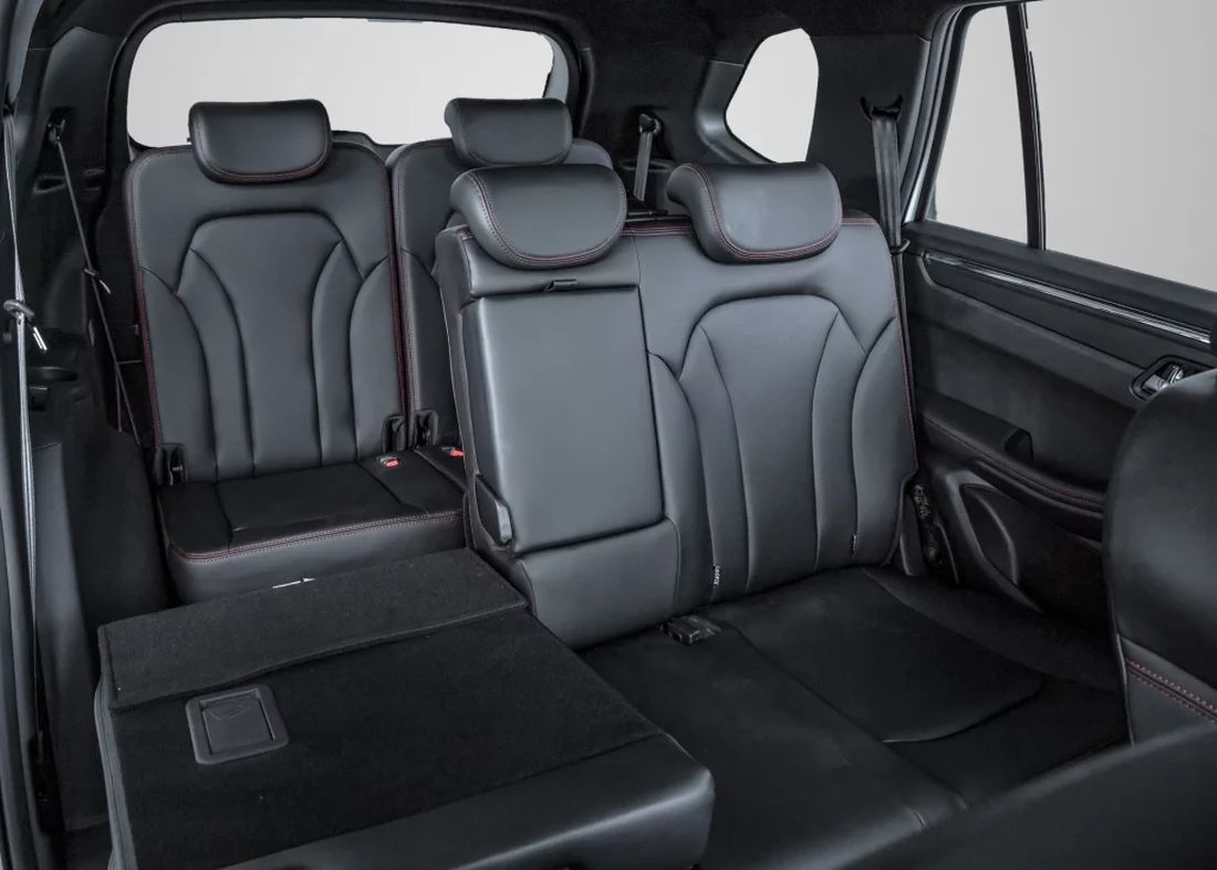 Vista interior que muestra la tercera fila de asientos del SUV SWM G05.