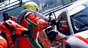 Pit-stop estratégico, atención al detalle en equipo de carreras.