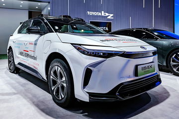 Vista angulada del Toyota bZ4X destacando su diseño futurista.