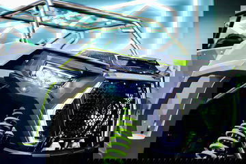 Innovación vehicular que fusiona jet ski y todoterreno, frontal agresivo.