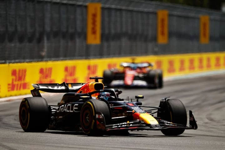 Duelo intenso en el sprint de F1 en Miami, con Verstappen liderando delante de Leclerc.