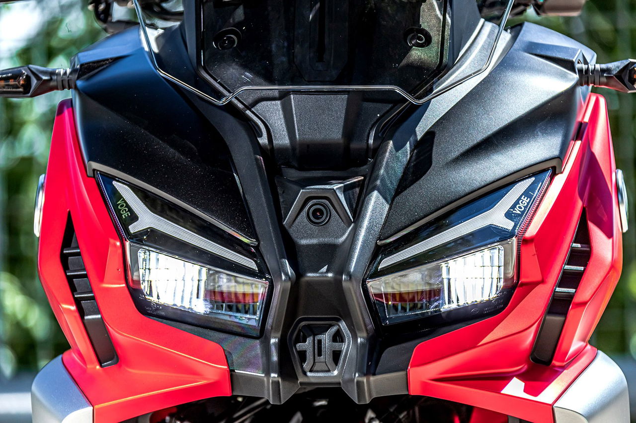 Fascinante frontal del VOGE SR1 ADV 125, mostrando diseño agresivo y moderno.