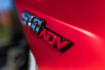 Emblema de la VOGE SR1 ADV en detalle, resalta su diseño