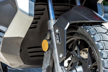 Vista lateral VOGE SR1 ADV 125, enfocando la ergonomía y diseño.