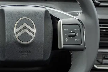 Vemos el diseño del volante del Citroën C3, con controles integrados.