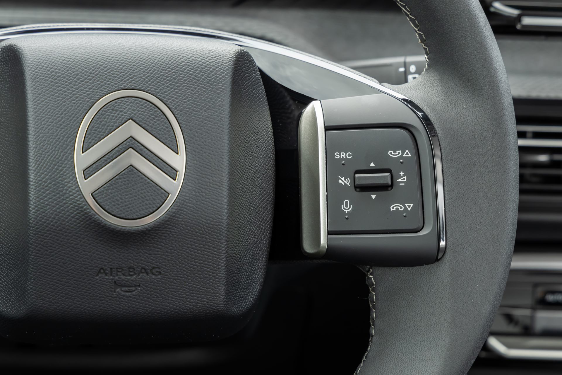 Vemos el diseño del volante del Citroën C3, con controles integrados.