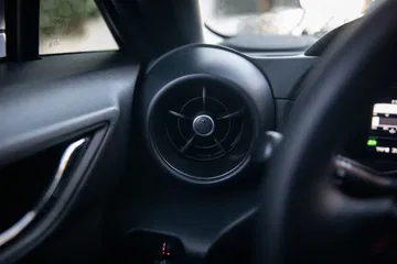 Volante multifuncional con acabados en cuero, emblema Subaru central.