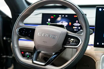 Volante multifuncional con comandos digitales y acabados premium.