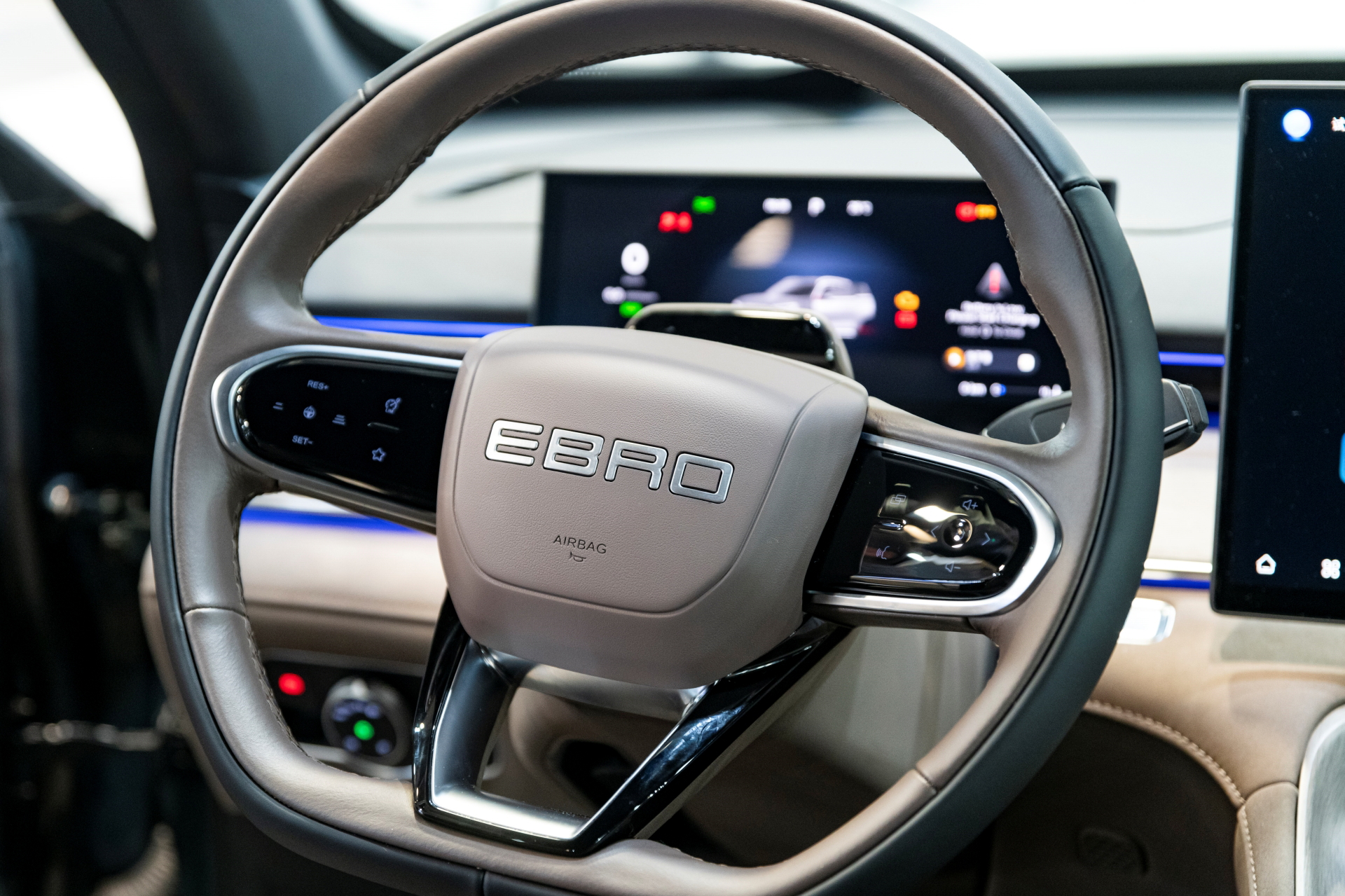 Volante multifuncional con comandos digitales y acabados premium.