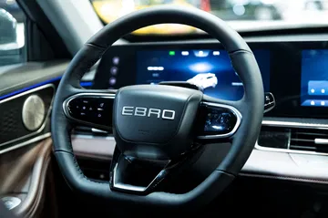 Volante y panel de instrumentación modernos del Ebro S700 con pantalla digital.