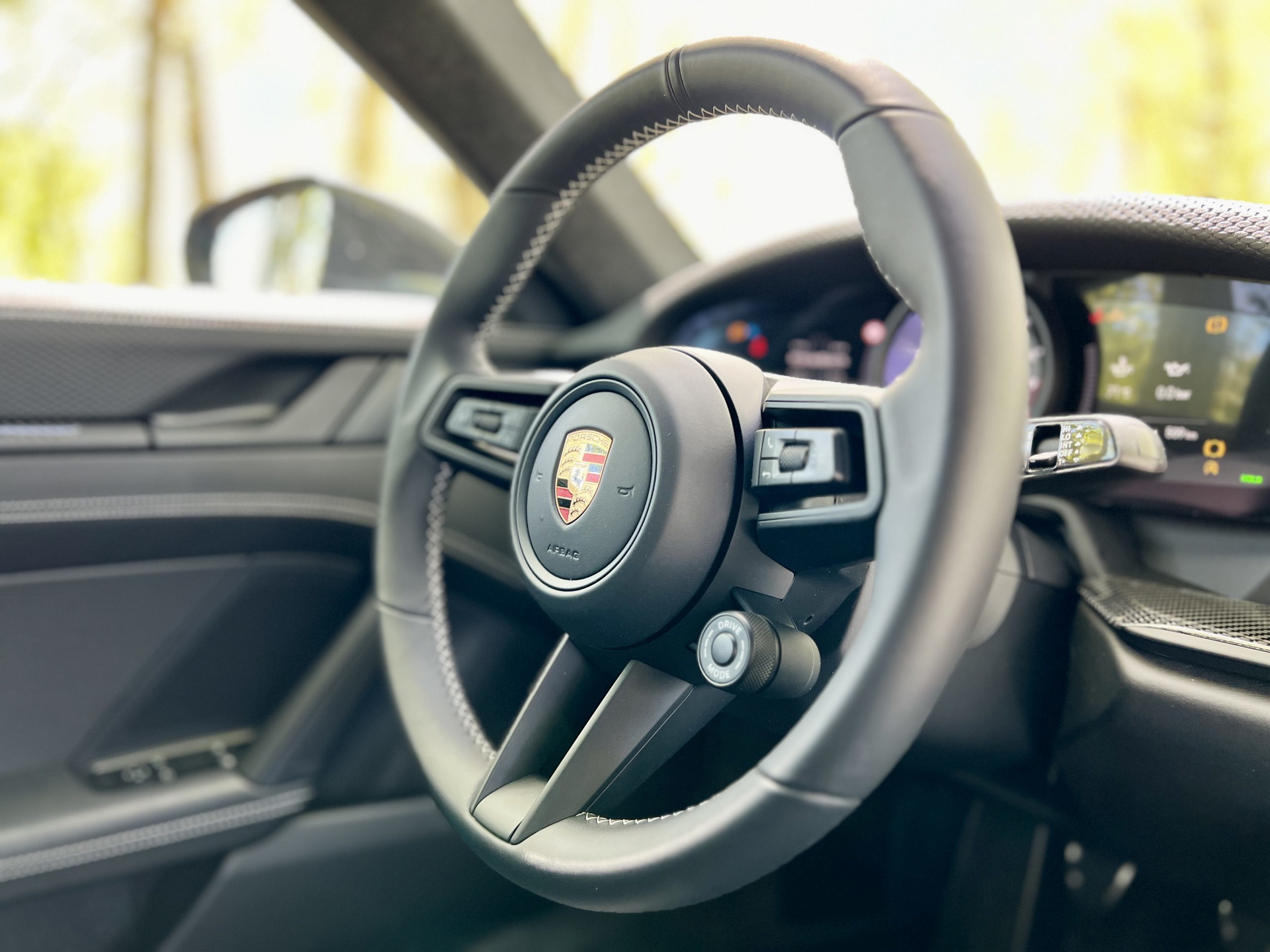 Imagen del volante deportivo y el interior sofisticado del Porsche 911 GT3 Touring.