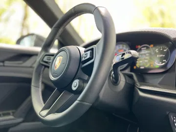 Vista en detalle del volante y cuadro de instrumentos del Porsche 911 GT3 Touring.