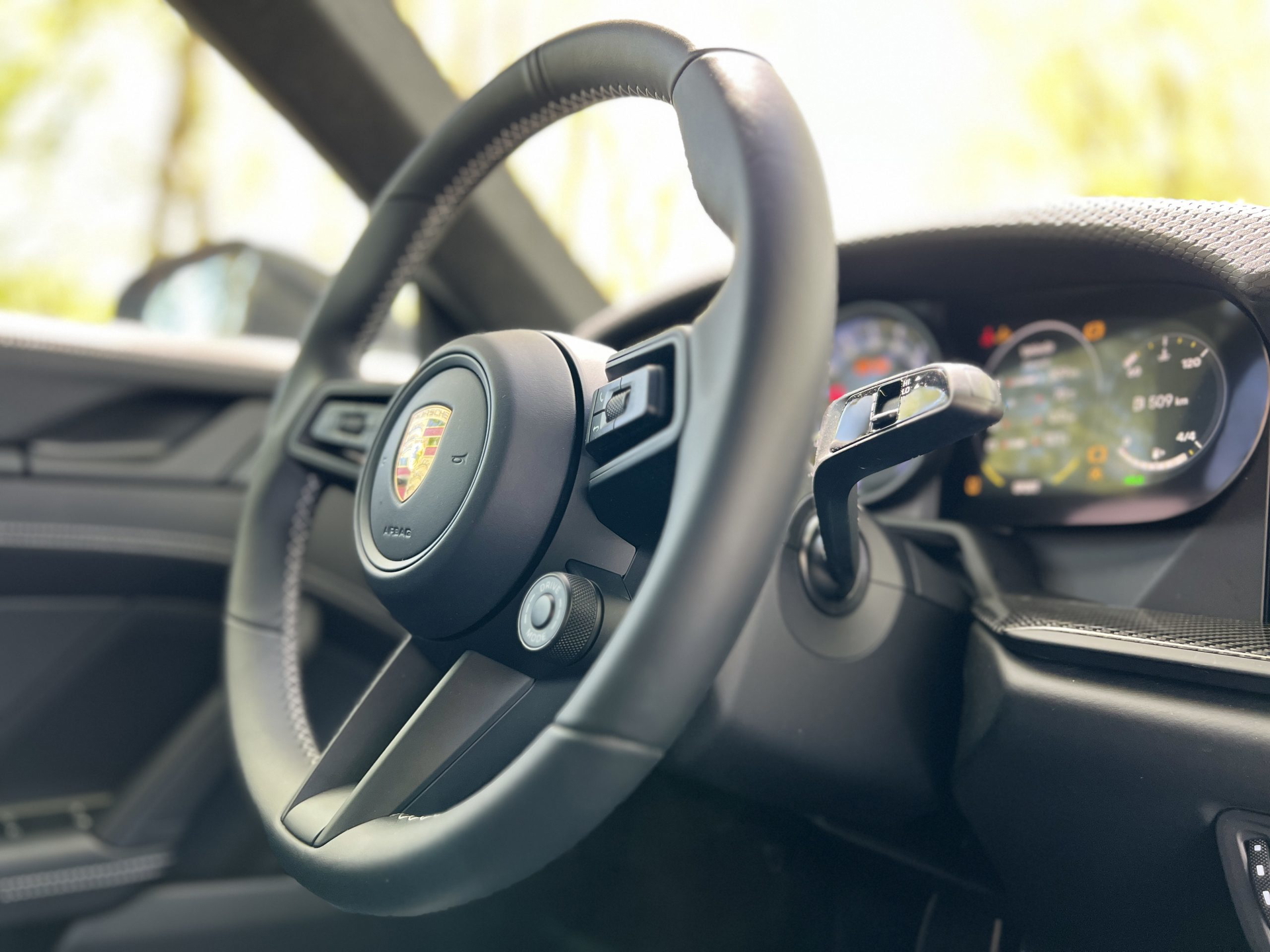 Vista en detalle del volante y cuadro de instrumentos del Porsche 911 GT3 Touring.