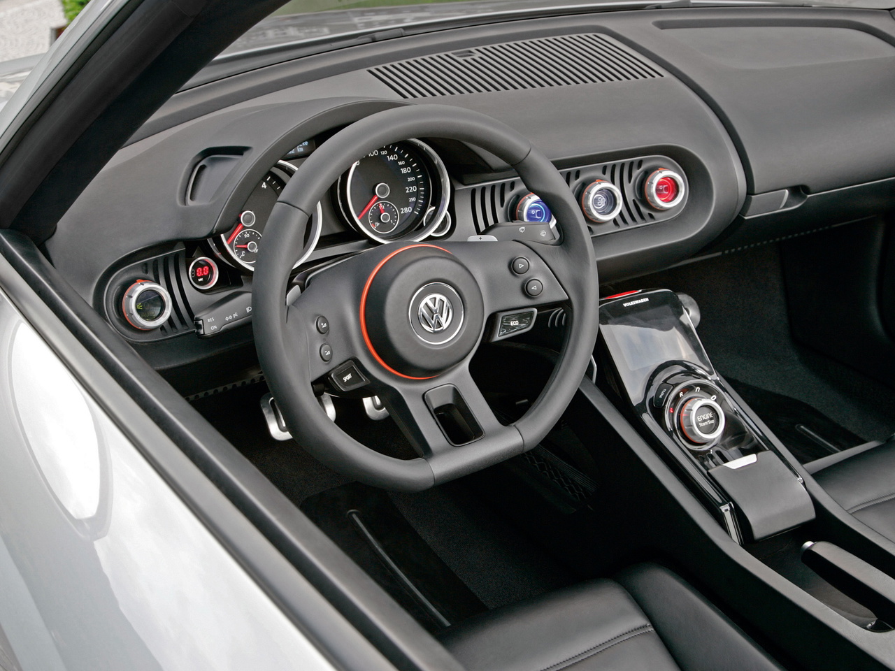 Cabina del Volkswagen BlueSport Concept con énfasis en el volante y la consola central.