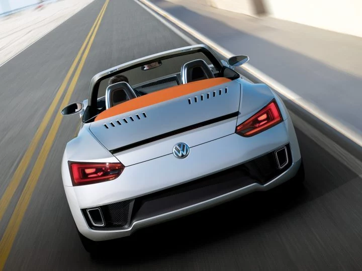 Prototipo Volkswagen BlueSport Concept luce lineas deportivas y compactas.