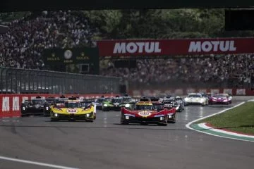 Arranque emocionante en Spa-Francorchamps, vehículos luchan por posición.