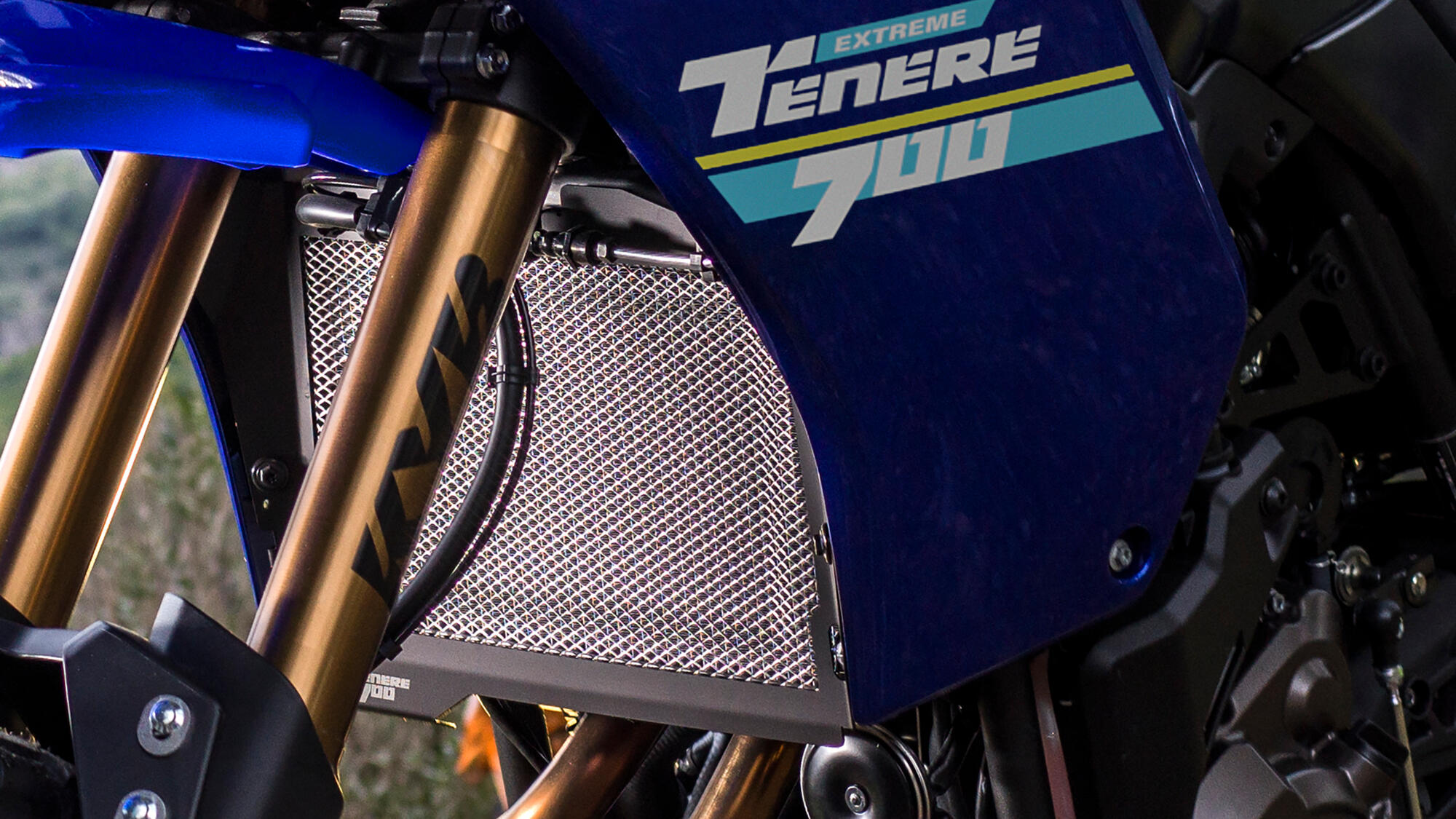 Primer plano de la Yamaha Ténéré 700 con enfoque en detalles exteriores.