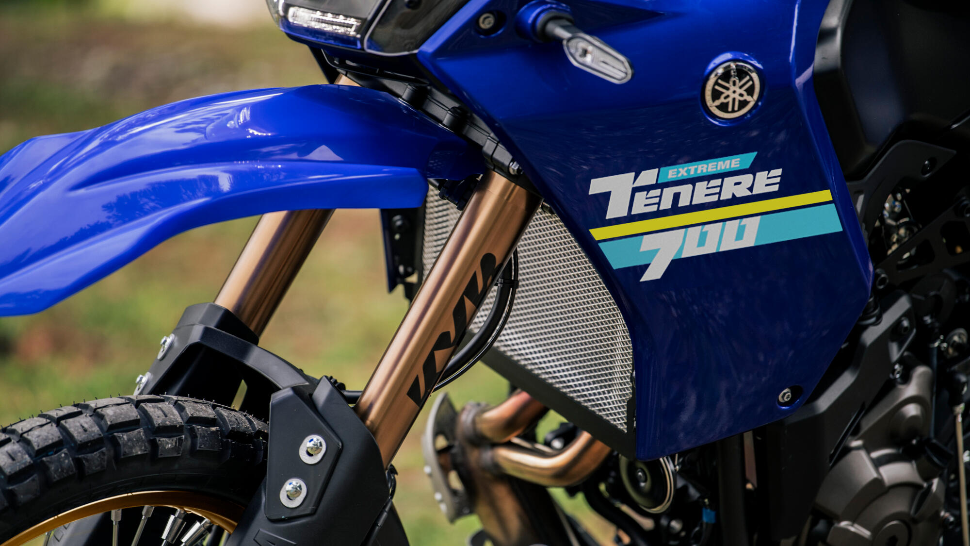 Vista enfocada en el carenado lateral de la Yamaha Ténéré 700 Extreme, mostrando detalles y acabados.