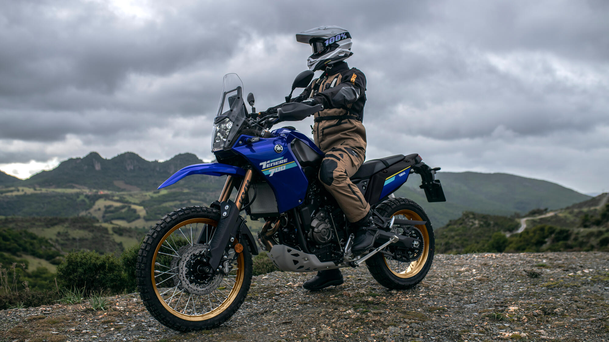 Piloto equipado montando una Yamaha Ténéré 700 en terreno montañoso, demostrando su capacidad off-road.