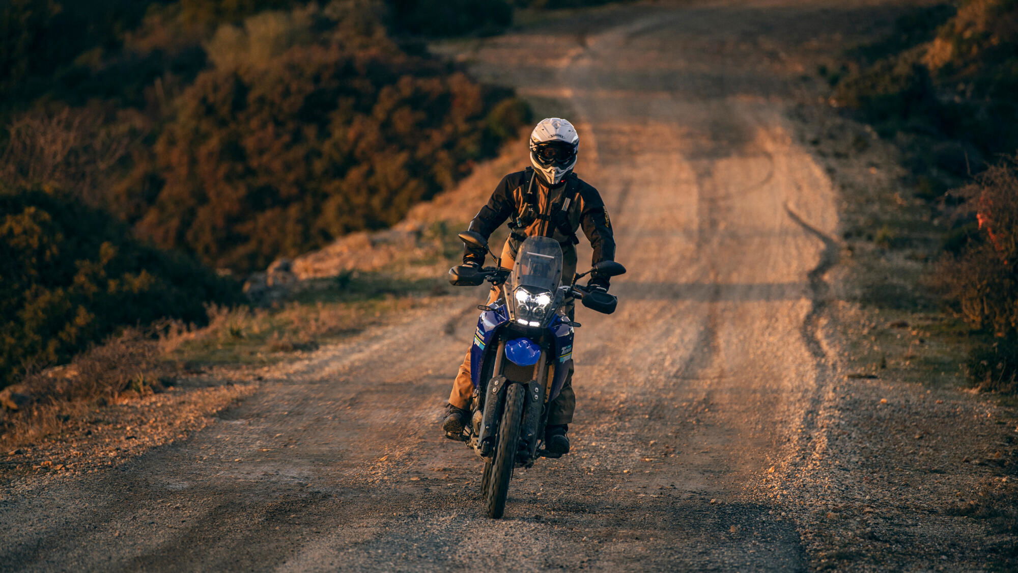 Yamaha Ténéré 700 mostrando su lado aventurero en terreno off-road.