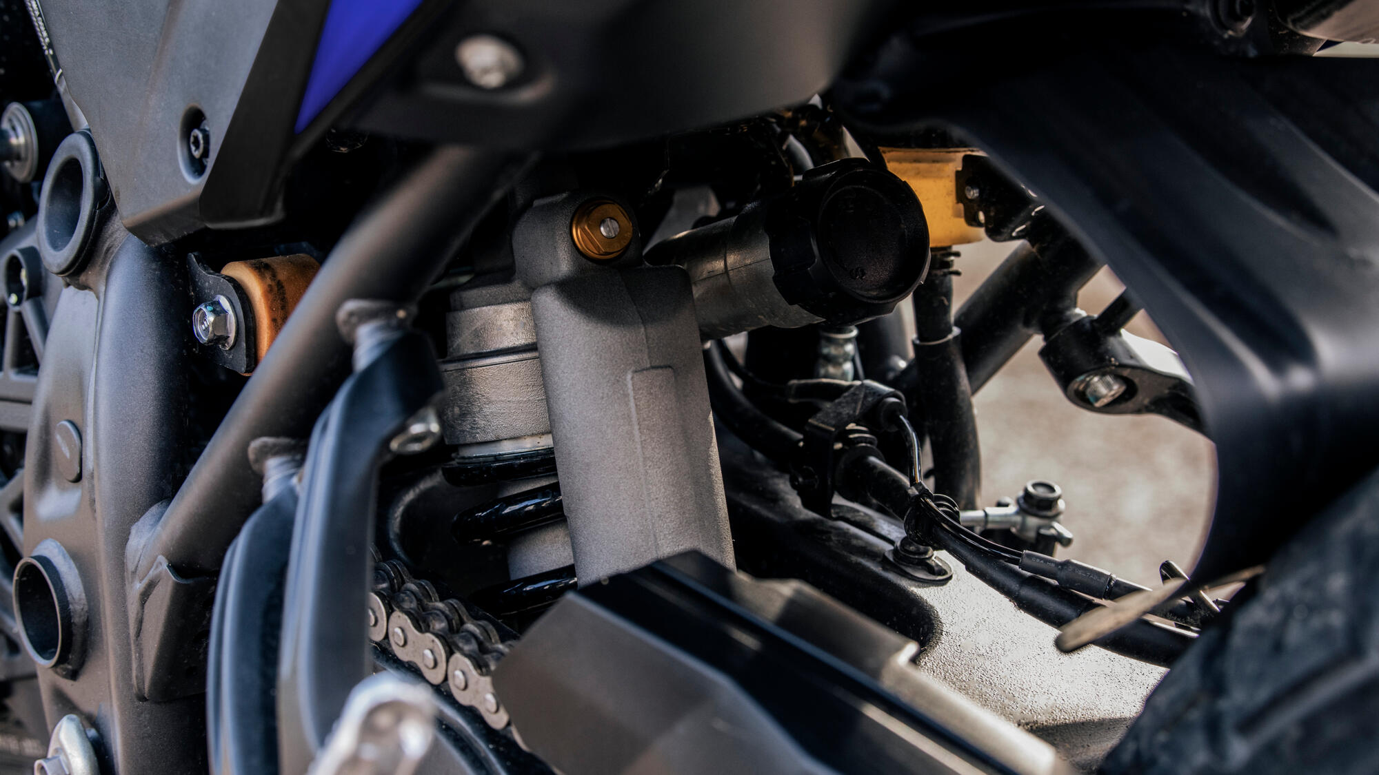 Vista cercana del sistema de suspensión de la Yamaha Ténéré 700, enfatizando su robustez.
