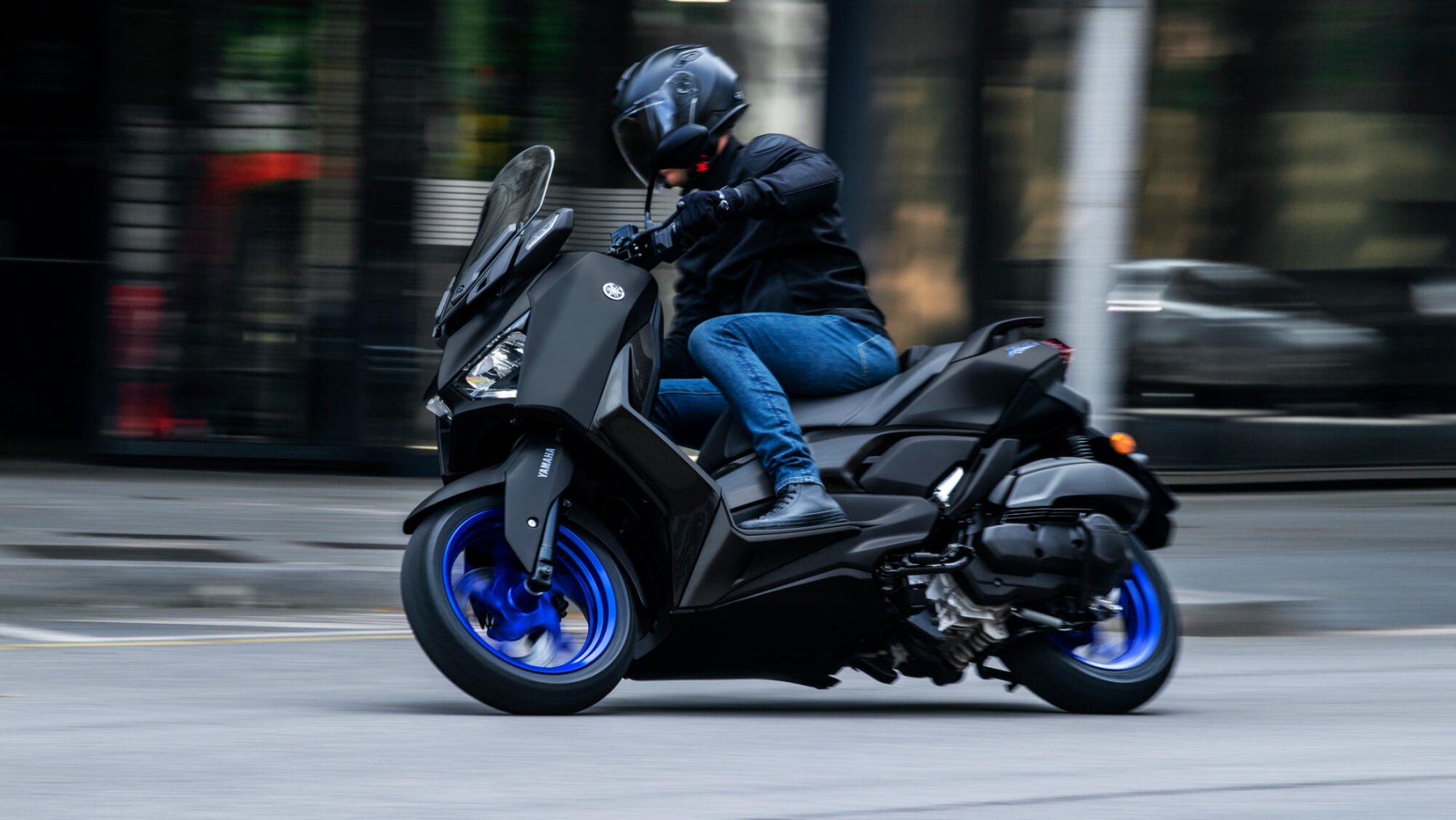 Vista en acción del Yamaha X-Max 125cc, destacando su agilidad en entorno urbano.