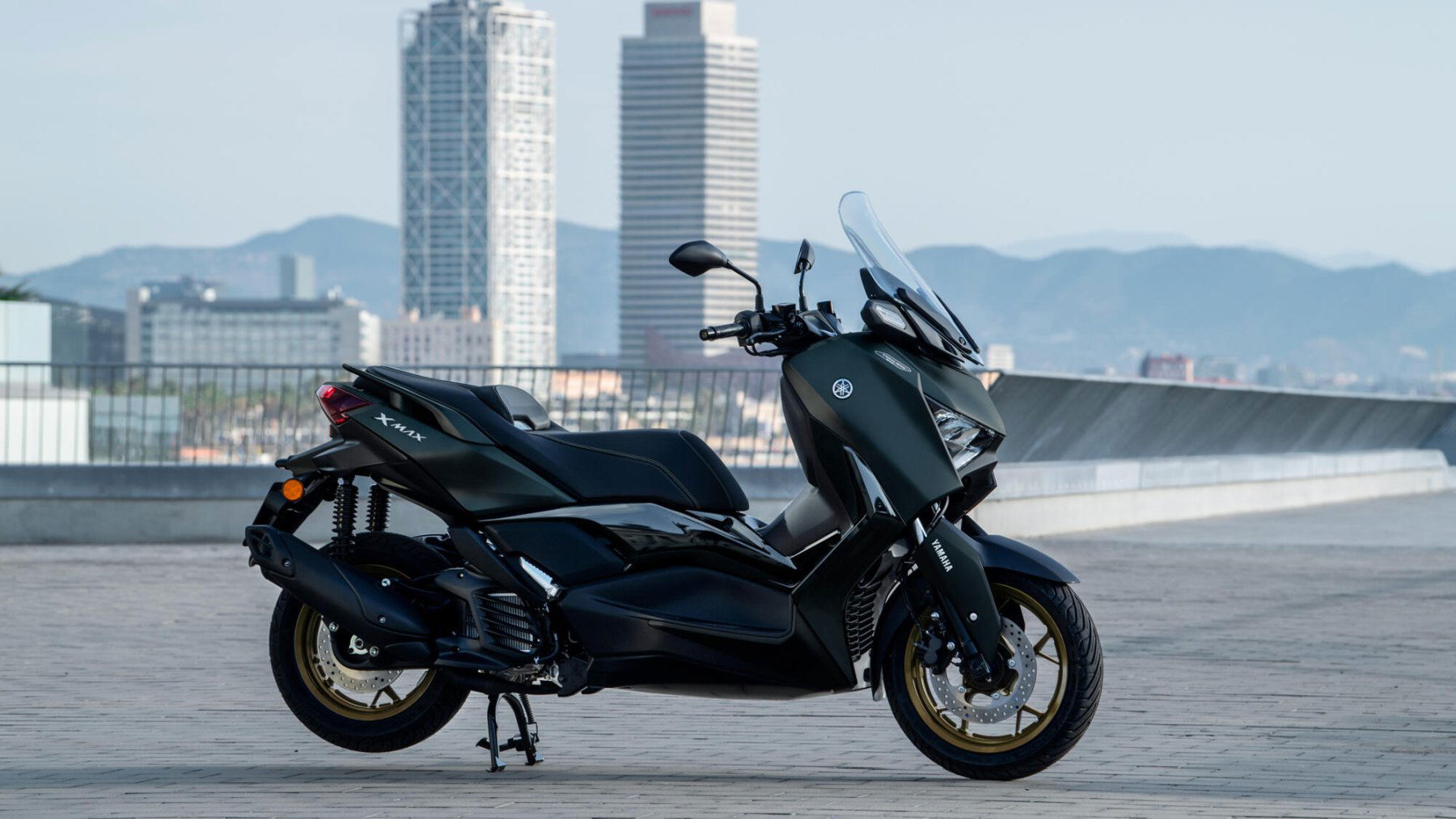 Vista lateral del Yamaha X-Max 125, mostrando su diseño aerodinámico y deportivo.