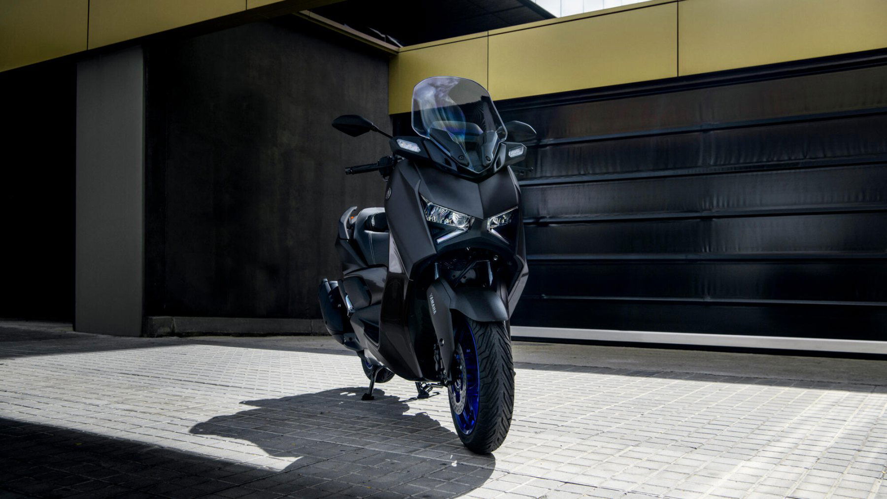 Vista angular delantera de una Yamaha X-Max 125cc, mostrando su diseño dinámico. Vista angular delantera de una Yamaha X-Max 125cc, mostrando su diseño dinámico.