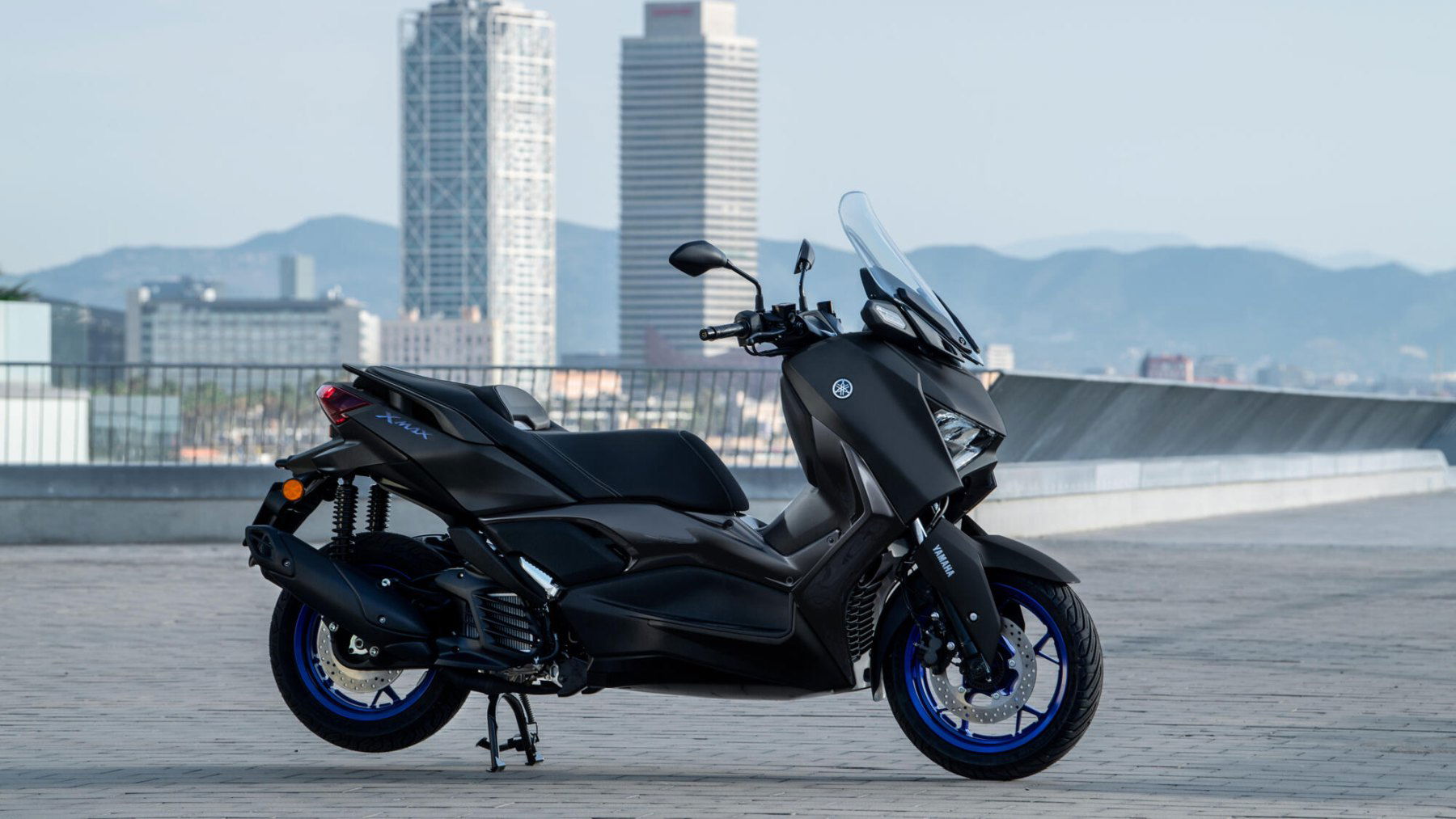 Vista lateral Yamaha X-Max 125cc, muestra diseño ágil y urbano. Vista lateral Yamaha X-Max 125cc, muestra diseño ágil y urbano.