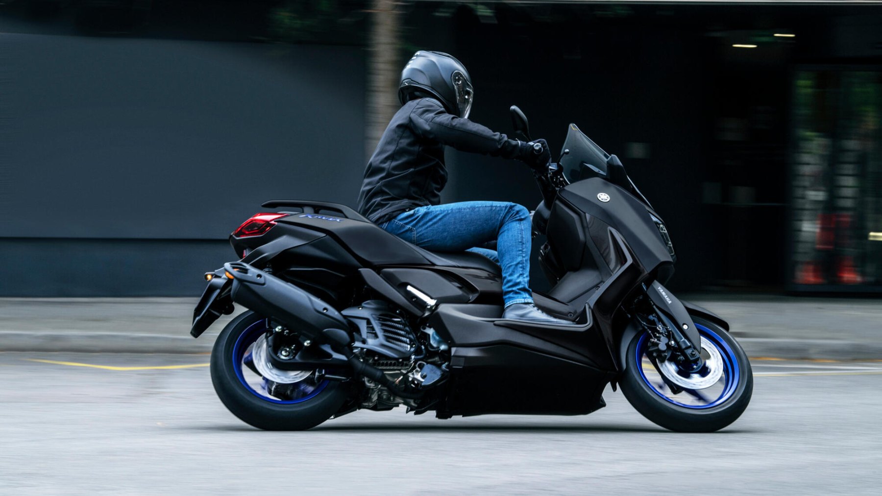 Vista dinámica de la Yamaha X-Max 125cc en movimiento, destacando su diseño aerodinámico.