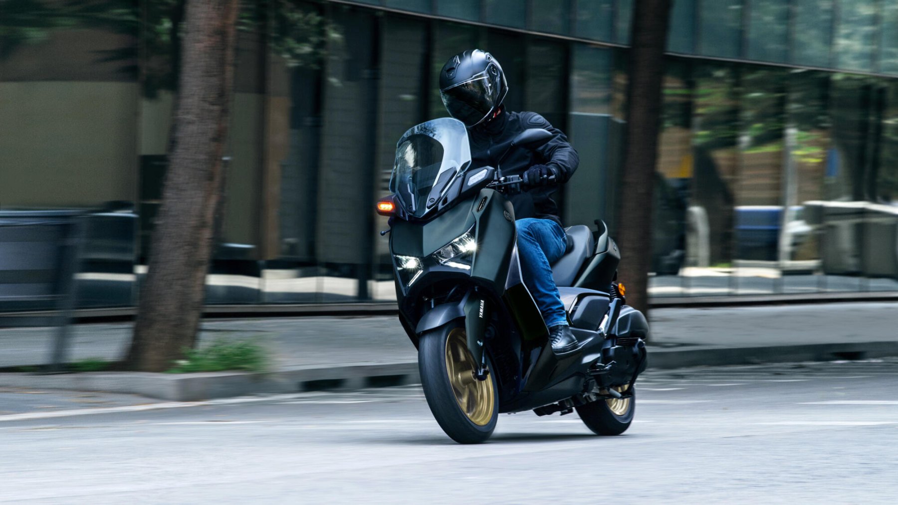 Vista dinámica en acción del Yamaha X-Max 125cc mostrando su perfil lateral.