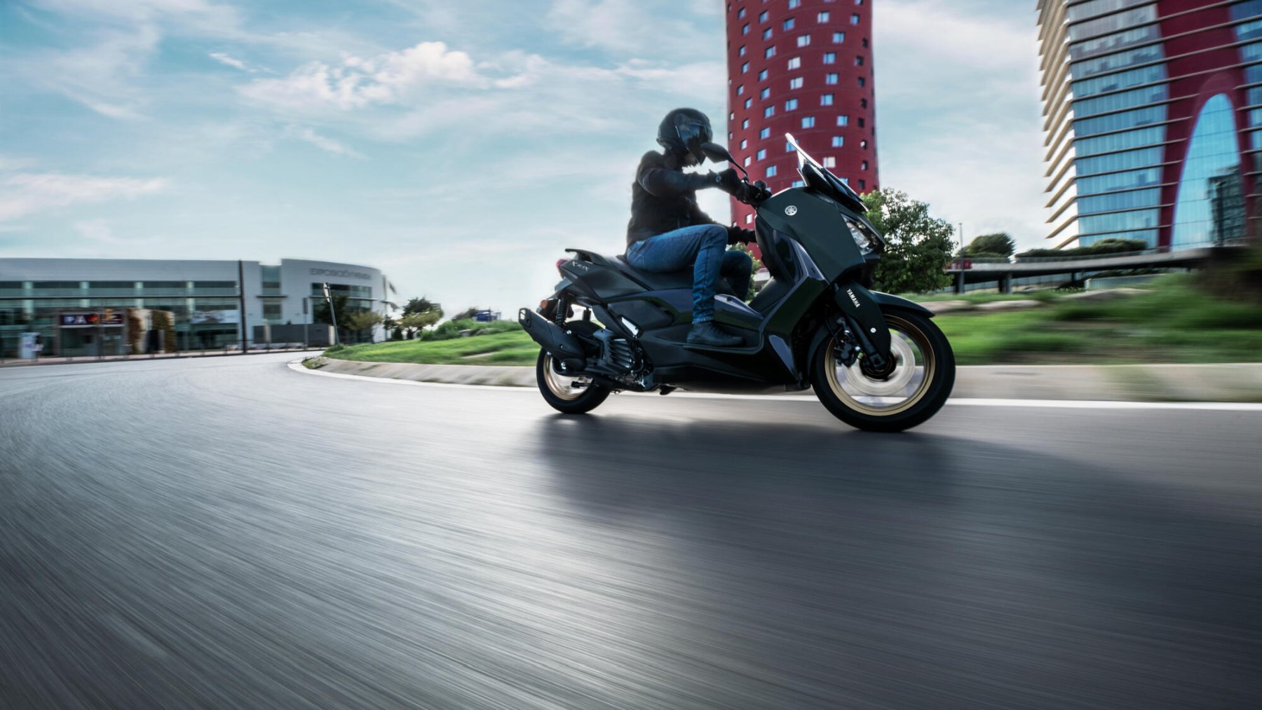 Vista dinámica lateral de la Yamaha X-Max 125cc en movimiento, destacando su agilidad.