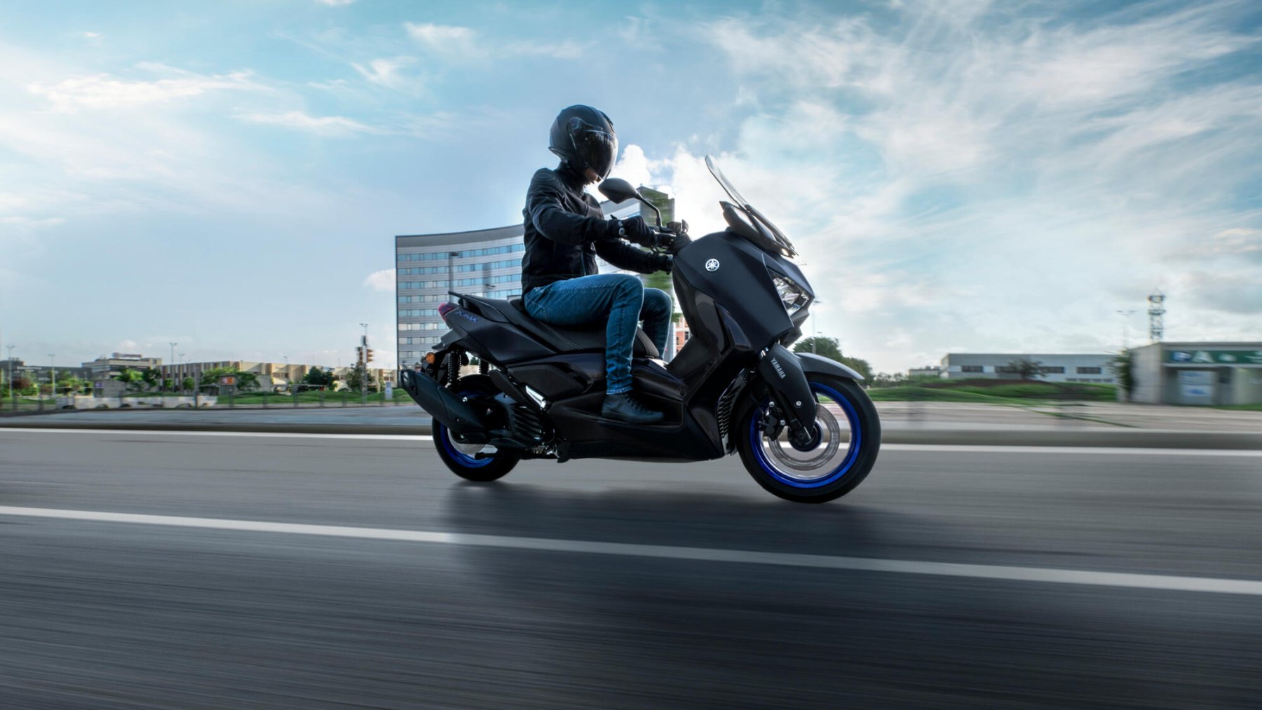 Yamaha X-Max 125cc en acción, mostrando su perfil y diseño aerodinámico.