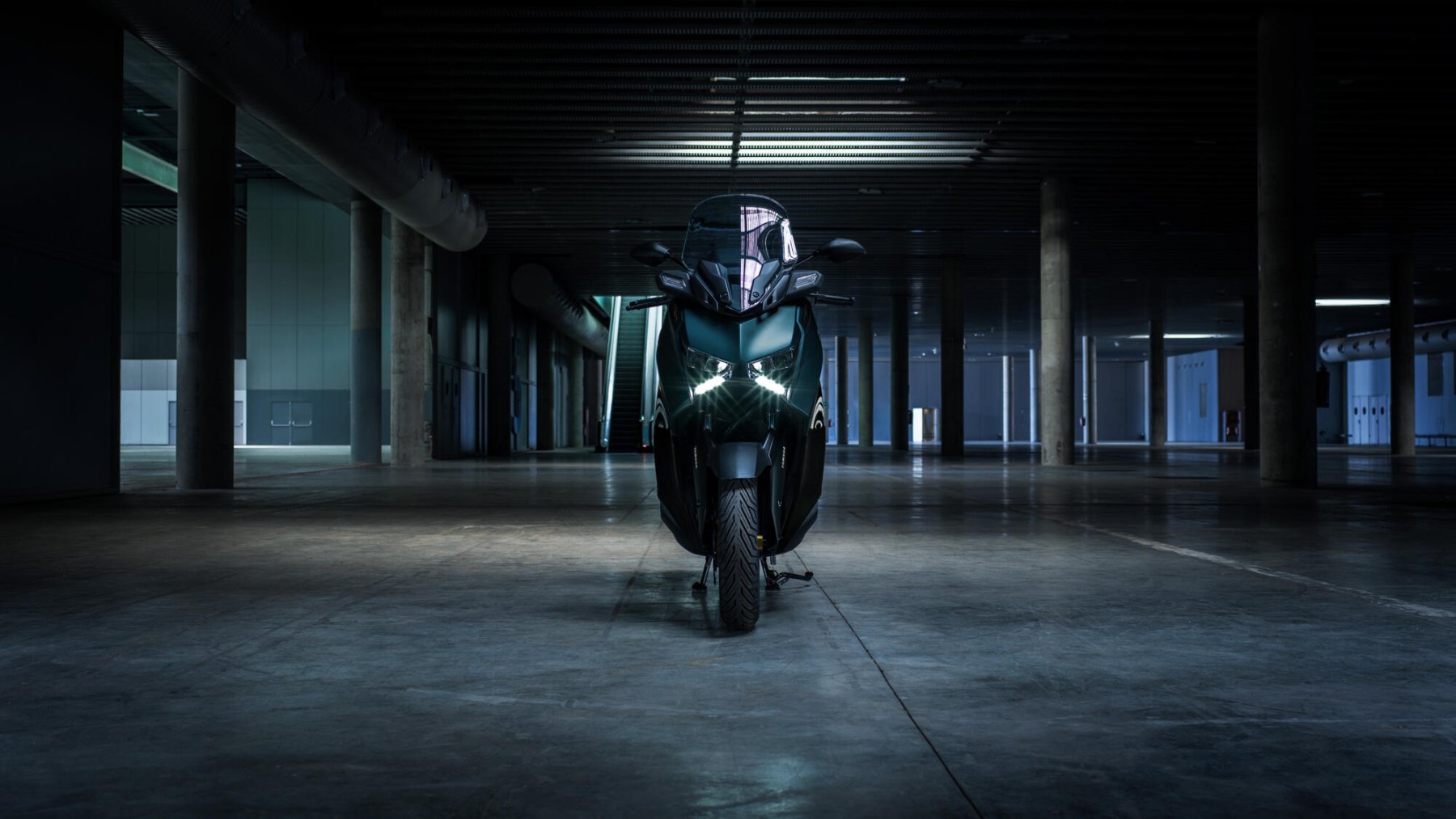 Vista frontal de la Yamaha X-Max 125cc destacando su diseño agresivo y luces LED.