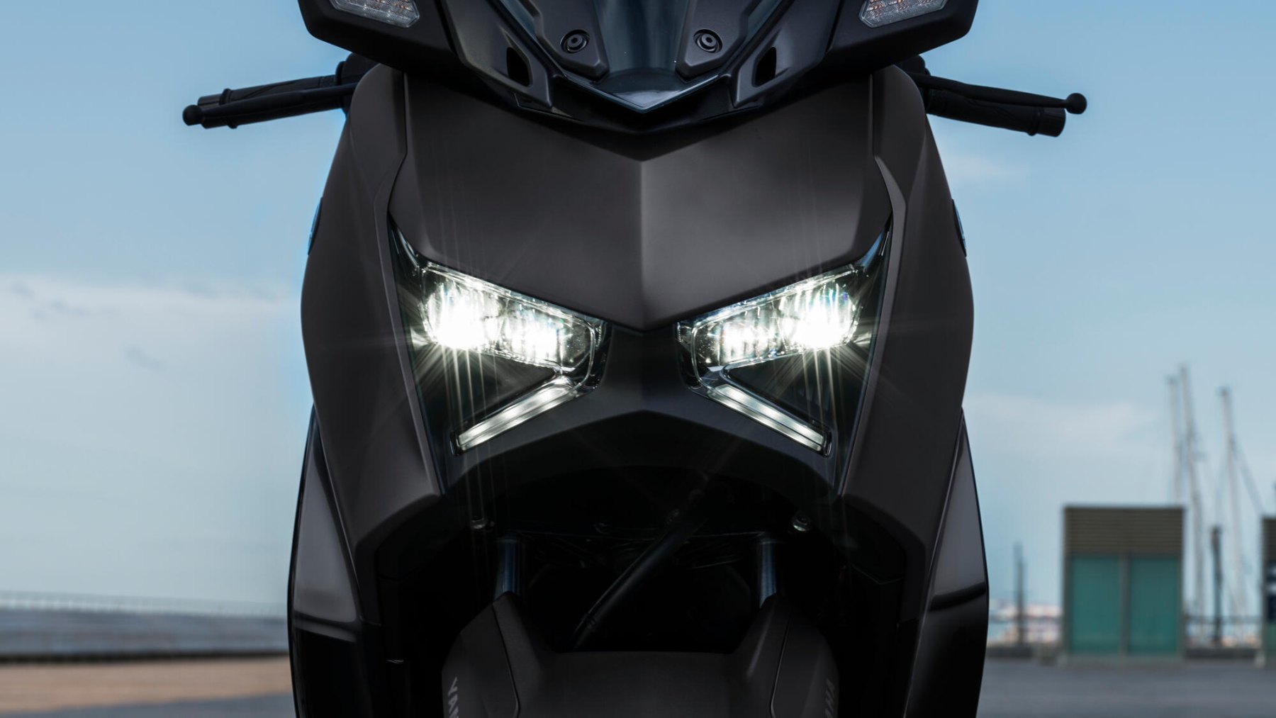 Vista frontal de la Yamaha X-Max 125cc mostrando su diseño de iluminación agresivo