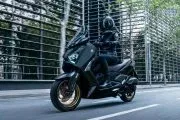 Vista dinámica lateral de la Yamaha X-Max 125cc en entorno urbano Vista dinámica lateral de la Yamaha X-Max 125cc en entorno urbano