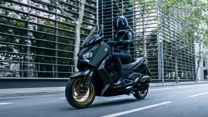Vista dinámica lateral de la Yamaha X-Max 125cc en entorno urbano