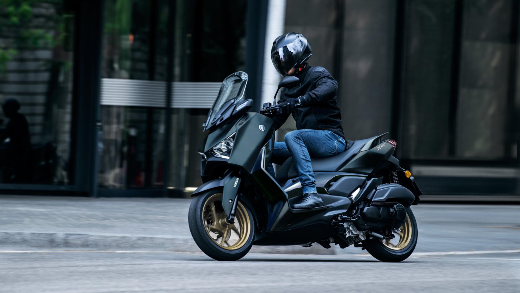 Vista dinámica del Yamaha X-Max 125cc en entorno urbano.