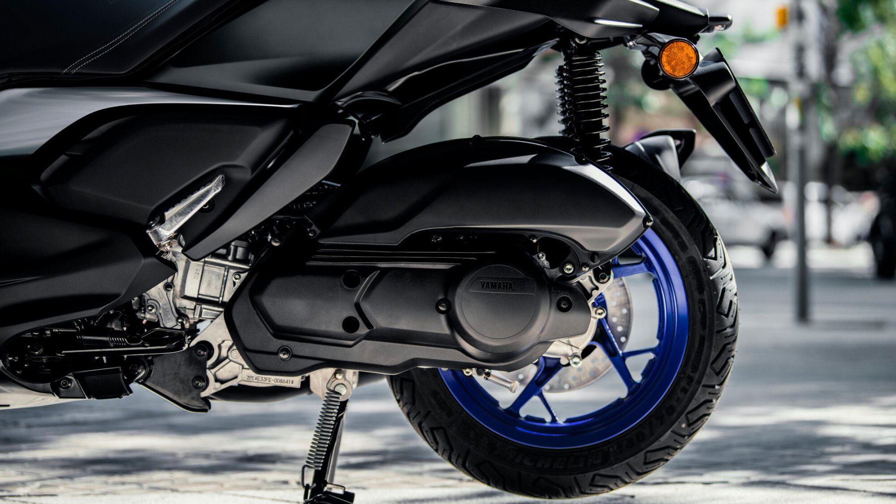 Vista lateral del Yamaha X-Max 125cc destacando su diseño aerodinámico. Vista lateral del Yamaha X-Max 125cc destacando su diseño aerodinámico.